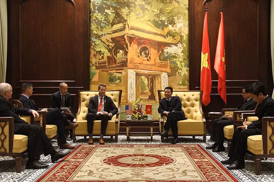 Bộ trưởng Nguyễn Mạnh Hùng tiếp Nghị sỹ Seth Moulton