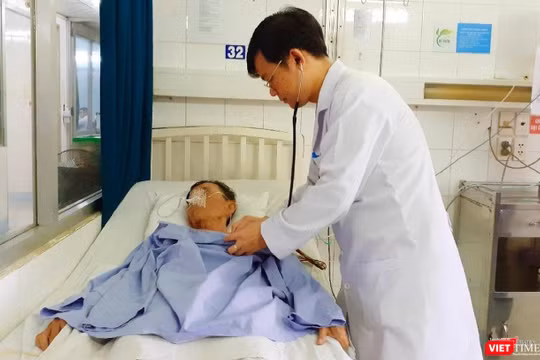 Người đàn ông 60 tuổi đang được bác sĩ điều trị