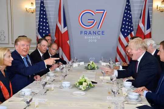 Các nhà lãnh đạo cùng thưởng thức bữa sáng tại Hội nghị G7. Ảnh: AP.