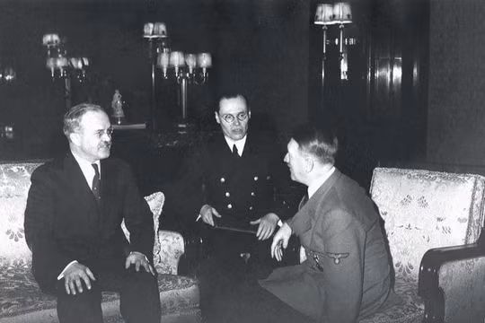 Hitler tiếp Bộ trưởng Ngoại giao Liên Xô Viacheslav Molotov.