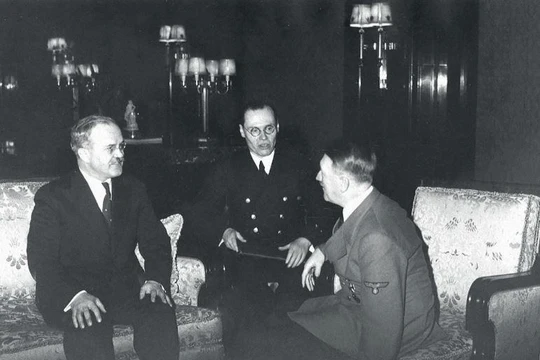 Hitler tiếp Bộ trưởng Ngoại giao Liên Xô Viacheslav Molotov.
