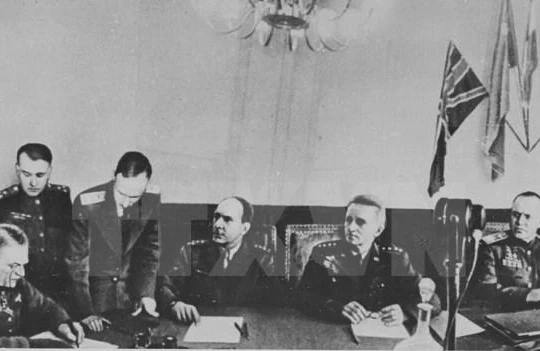 Ký kết văn bản về sự đầu hàng không điều kiện của phát xít Đức tại ngoại ô Berlin, ngày 8/5/1945. (Ảnh: Tư liệu/TTXVN)