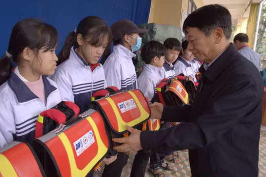 Ông Nguyễn Khả Dân - Phó Bí thư Thường trực Đảng ủy Tổng công ty VTC - trao Cặp cứu sinh cho học sinh trường TH-THCS Hải Hưng.