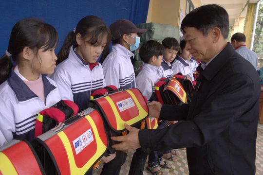 Ông Nguyễn Khả Dân - Phó Bí thư Thường trực Đảng ủy Tổng công ty VTC - trao Cặp cứu sinh cho học sinh trường TH-THCS Hải Hưng.