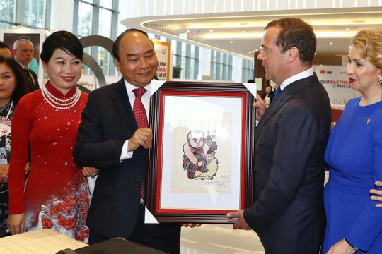 Thủ tướng Nguyễn Xuân Phúc trao tặng Thủ tướng Nga Dmitri Medvedev bức "Vinh hoa"