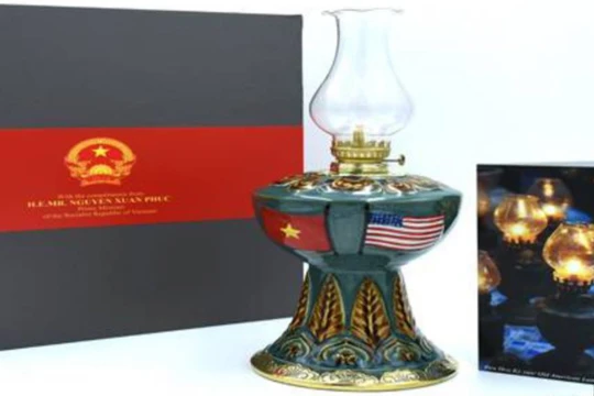 Chiếc đèn Hoa Kỳ là món quà ý nghĩa trong chuyến thăm chính thức Hoa kỳ của Thủ tướng Nguyễn Xuân Phúc.