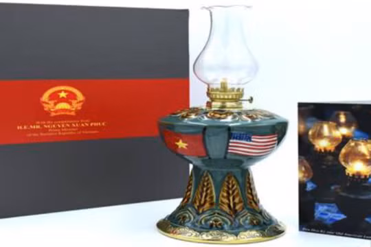 Chiếc đèn Hoa Kỳ là món quà ý nghĩa trong chuyến thăm chính thức Hoa kỳ của Thủ tướng Nguyễn Xuân Phúc.