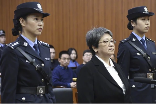 Dương Tú Châu bị đưa ra xét xử.