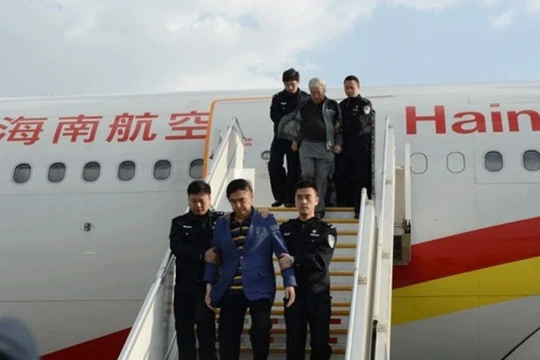 Một tội phạm lẩn trốn bị bắt áp giải về nước.