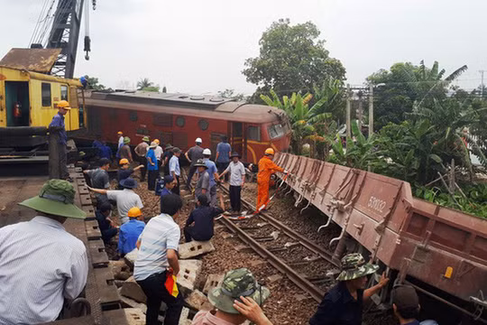 Hiện trường hai tàu tông nhau ở ga Núi Thành
