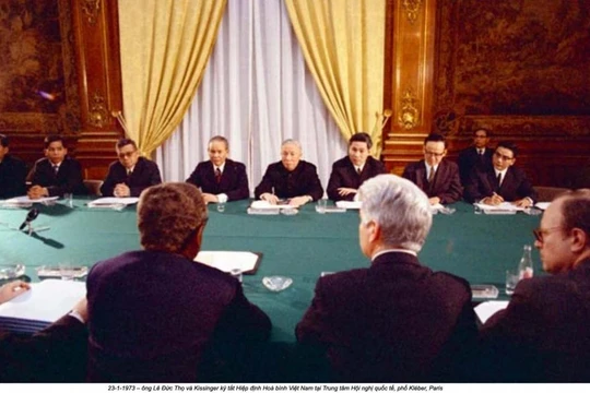 Cố vấn Lê Đức Thọ và cố vấn đặc biệt của Tổng thống Mỹ, tiến sĩ Henry Kissinger đàm phán về cuộc chiến tranh do Mỹ gây ra tại Việt Nam. Ảnh tư liệu 