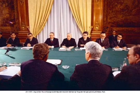 Cố vấn Lê Đức Thọ và cố vấn đặc biệt của Tổng thống Mỹ, tiến sĩ Henry Kissinger đàm phán về cuộc chiến tranh do Mỹ gây ra tại Việt Nam. Ảnh tư liệu 