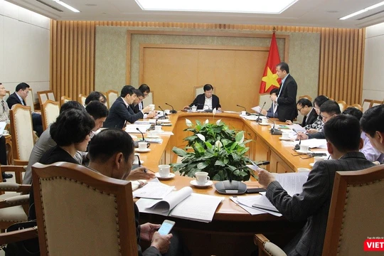 Ông Phương Hoàng Kim, Vụ trưởng Vụ TKNL và Phát triển bền vững, đại diện Bộ Công Thương báo cáo tóm tắt tình hình triển khai các hoạt động sử dụng năng lượng tiết kiệm và hiệu quả trời gian qua, kế hoạch triển khai Chương trình năm 2020 và giai đoạn 2021-