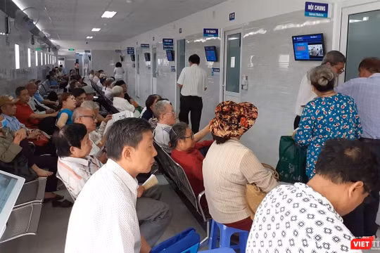 Chỉ mới 7h sáng, rất đông người chờ đến lượt khám bệnh