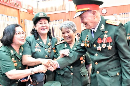 Đại tá, Anh hùng lực lượng vũ trang Nhân dân Nguyễn Văn Tàu gặp lại những đồng đội năm xưa.