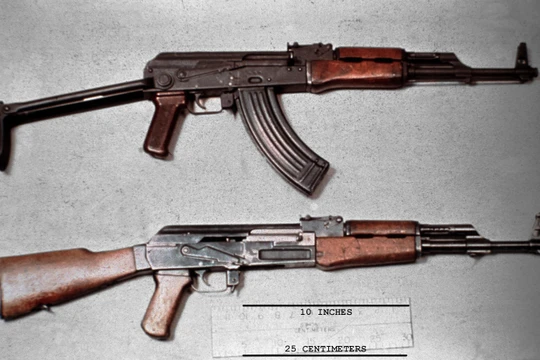AK-47 và các biến thể của nó được Mikhail Kalashnicov chế tạo năm 1947 là súng tự động tốt nhất thế giới.
