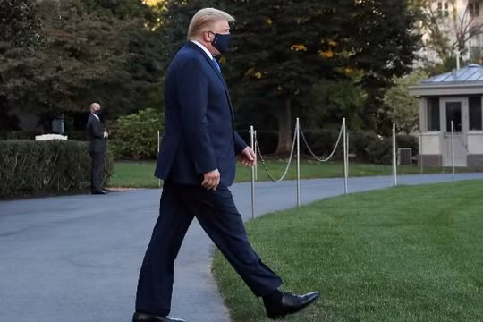 Tổng thống Trump đi bộ đến trực thăng ở Nhà Trắng để vào viện ngày 2/10 (ảnh: Reuters).