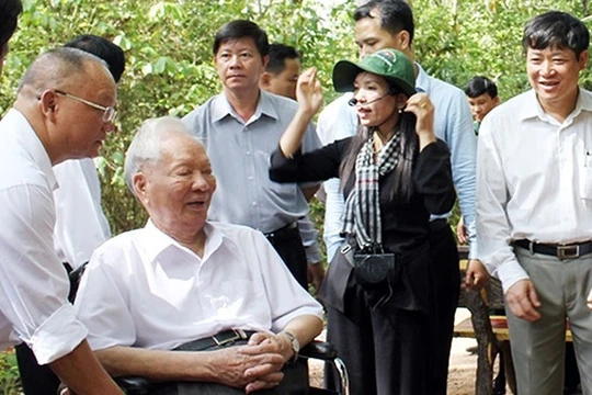 Đại tướng Lê Đức Anh thăm Bộ chỉ huy Miền ở Tà Thiết (Ảnh chụp năm 2014)