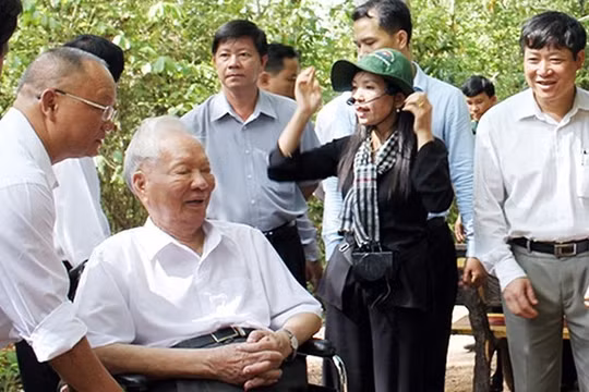 Đại tướng Lê Đức Anh thăm Bộ chỉ huy Miền ở Tà Thiết (Ảnh chụp năm 2014)