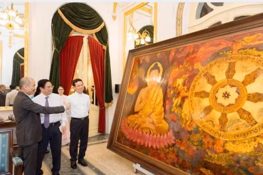 Hà Huy Thanh đang thuyết minh với Thủ tướng Phạm Minh Chính về bức Tranh Đạo Pháp và Dân tộc.