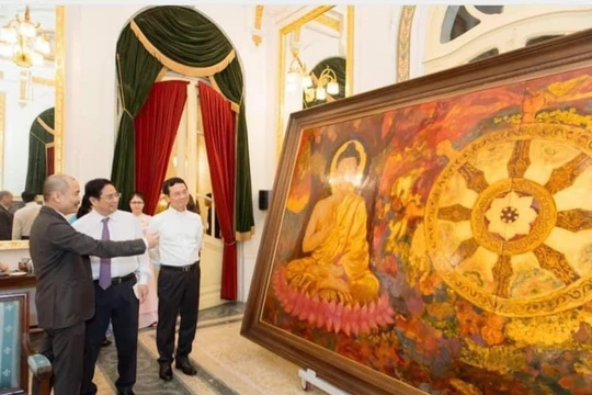 Hà Huy Thanh đang thuyết minh với Thủ tướng Phạm Minh Chính về bức Tranh Đạo Pháp và Dân tộc.