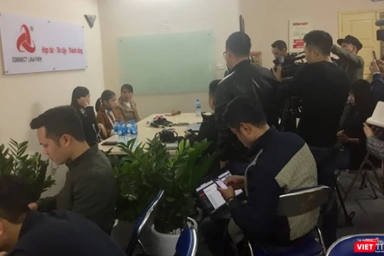 Gia đình bé gái 9 tuổi bị xâm hại tình dục trả lời cơ quan báo chí các vấn đề liên quan, chiều 18/3.