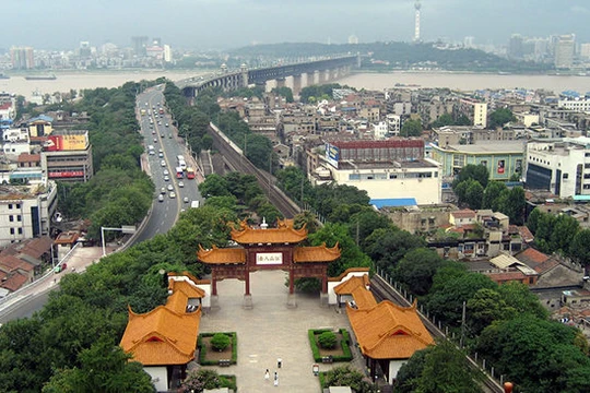 Quang cảnh thành phố Vũ Hán, nhìn từ lầu Hoàng Hạc (ảnh: Wikimedia).