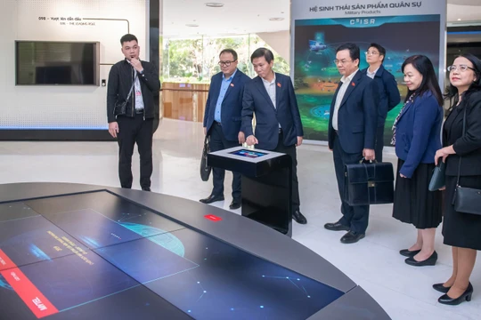 Trong bối cảnh toàn cầu hóa và cạnh tranh ngày càng gay gắt, việc cải cách chính sách và luật pháp để thu hút nhân tài, đặc biệt là 100 Việt kiều, là một nhiệm vụ cấp bách và cần thiết.