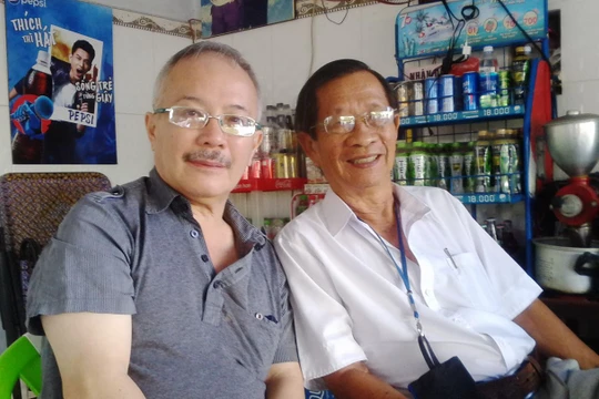 TS Trần Công Tâm (bìa trái)