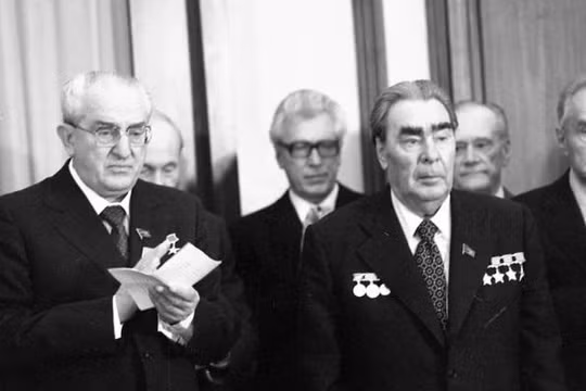 Lãnhtụ Liên Xô Brezhnev giữ kỷ lục về nhận huân, huy chương các loại, trong đó có cả huy hiệu "50 năm tuổi đảng", thẻ hội viên Hội Nhà báo Liên Xô.