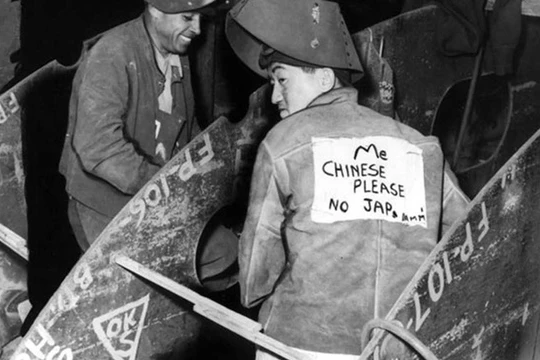 Công nhân người Hoa với dòng chữ tiếng Anh sau lưng: “Tôi là người Hoa, không phải người Nhật”.