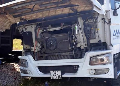 Tàu SH3 đâm trúng xe bồn