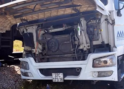 Tàu SH3 đâm trúng xe bồn