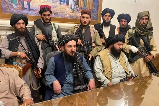 Các tay súng Taliban có mặt bên trong dinh tổng thống sau khi đánh chiếm Kabul ngày 15/8. (Ảnh: Reuters)