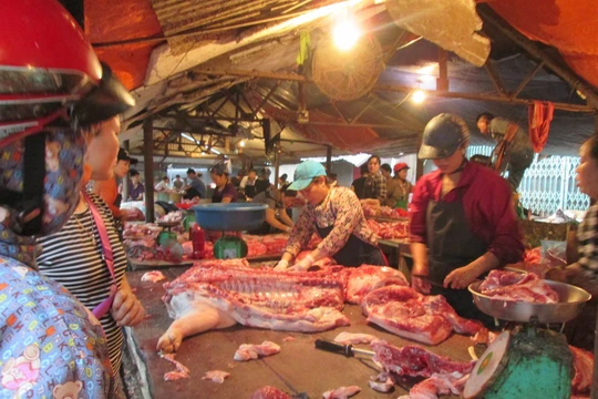 Sức mua thịt tại chợ Núi tấp nập hơn trước