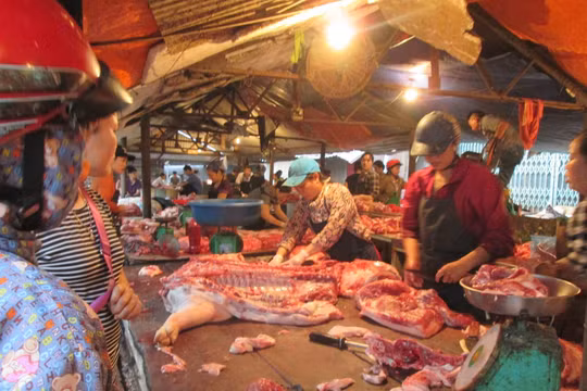 Sức mua thịt tại chợ Núi tấp nập hơn trước