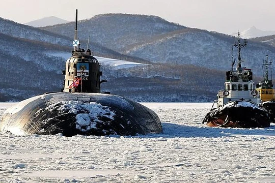 Tàu ngầm nguyên tử đa năng thế hệ 3 Omsk (Dự án 949-A) của Hạm đội Thái Bình Dương quay về cảng sau trực chiến