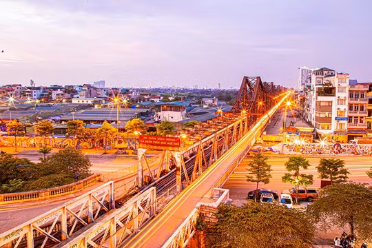 Dừng tàu: có đúng là “do thiếu tiền lương…”, hay đơn thuần “Có chi vương víu trong hơi máy/Mấy chiếc toa đầy nặng khổ đau”?