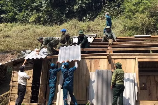 BĐBP giúp dân làm lại nhà