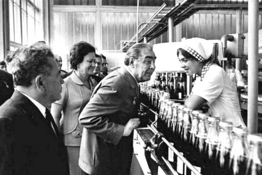 Leonid Brezhnev thăm nhà máy hàng không ở Tashkent, nơi xảy ta tai nạn (Ảnh Tư liệu)