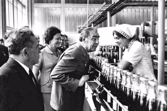 Leonid Brezhnev thăm nhà máy hàng không ở Tashkent, nơi xảy ta tai nạn (Ảnh Tư liệu)