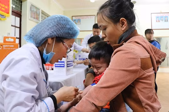 Nhân viên y tế lấy máu xét nghiệm cho các cháu