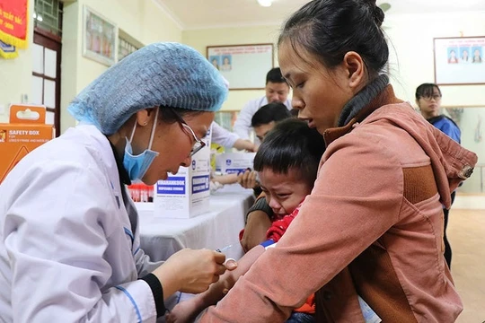 Nhân viên y tế lấy máu xét nghiệm cho các cháu