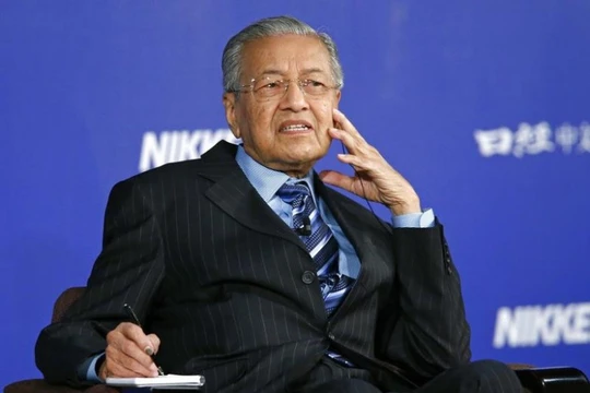 Ông Mahathir Mohamad quyết định ngừng thi công ECRL.
