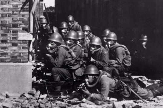 Lực lượng đổ bộ đặc biệt của hải quân Nhật đeo mặt nạ phòng độc trong trận chiến tại Thượng Hải, Trung Quốc, hồi tháng 8/1937. (Ảnh: Wiki)