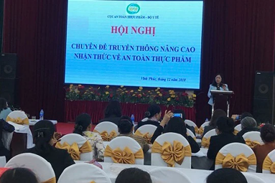 Bà Nguyễn Thị Lệ Thủy, Phó Chủ tịch Hội liên hiệp phụ nữ tỉnh Vĩnh Phúc có bài phát biểu về "Phụ nữ với công tác bảo đảm ATTP tỉnh Vĩnh Phúc".