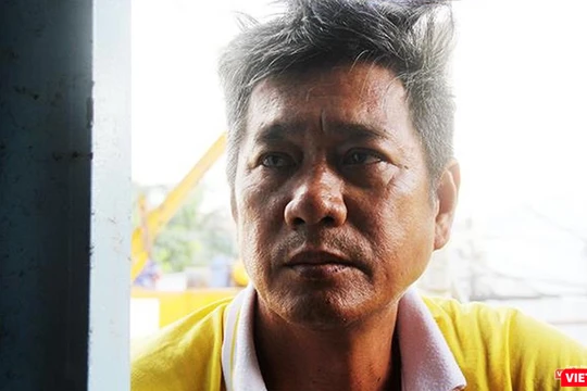 Chú Nguyễn Văn Hoàng (SN 1966), một người dân Thủ Thiêm giờ này vẫn vất vả ngược xuôi mưu sinh, thuê trọ, và không biết tương lai của gia đình mình sẽ trôi dạt về đâu? Ảnh; GVT.