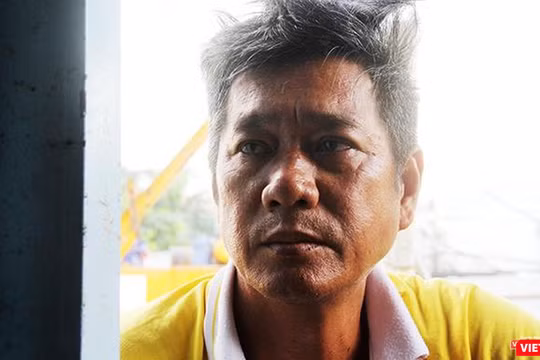 Chú Nguyễn Văn Hoàng (SN 1966), một người dân Thủ Thiêm giờ này vẫn vất vả ngược xuôi mưu sinh, thuê trọ, và không biết tương lai của gia đình mình sẽ trôi dạt về đâu? Ảnh; GVT.