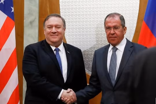 Bộ trưởng Bộ ngoại giao Mỹ Mike Pompeo (trái) cho biết Tổng thống Mỹ Donald Trump mong muốn quan hệ Mỹ - Nga tốt đẹp và sẽ có lợi cho người dân hai nước.