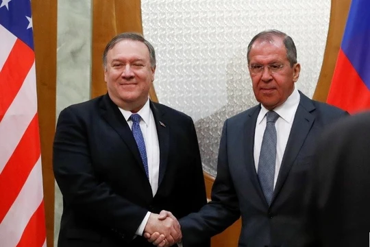 Bộ trưởng Bộ ngoại giao Mỹ Mike Pompeo (trái) cho biết Tổng thống Mỹ Donald Trump mong muốn quan hệ Mỹ - Nga tốt đẹp và sẽ có lợi cho người dân hai nước.